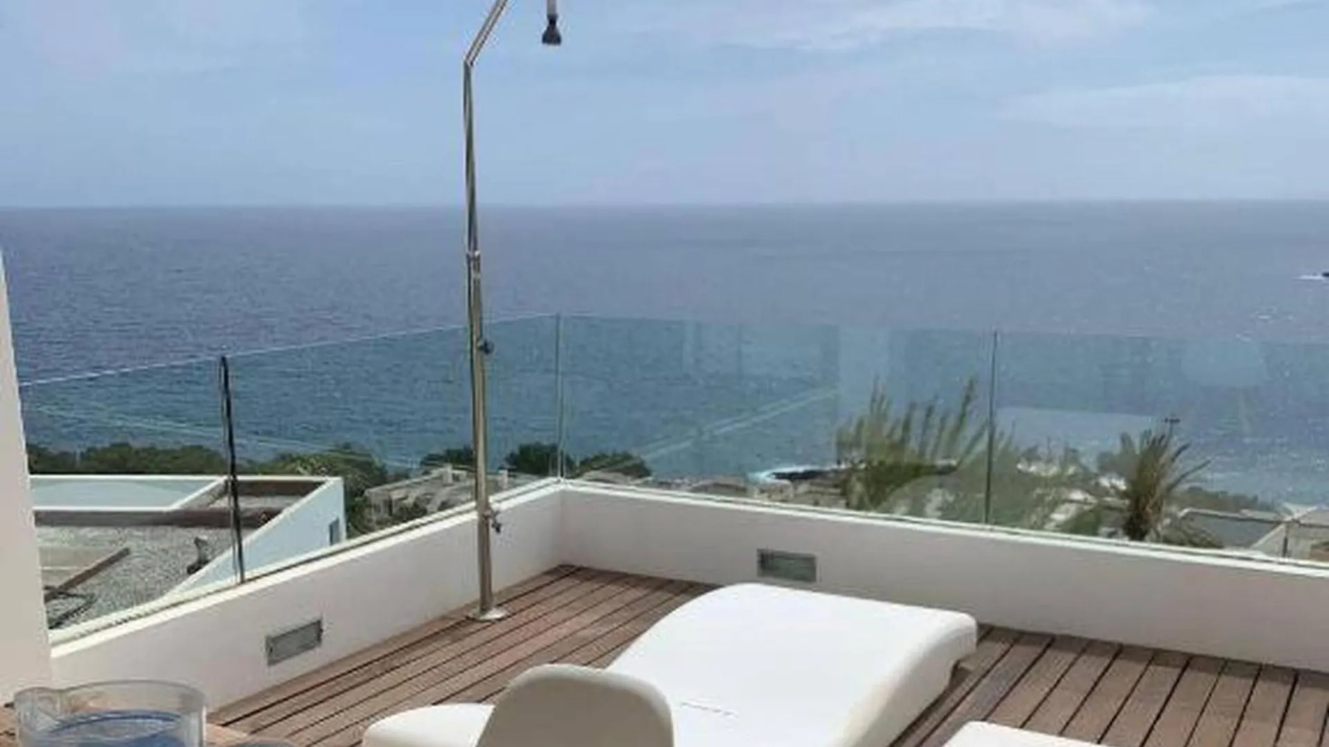 Villa De Lujo En Ibiza contacts